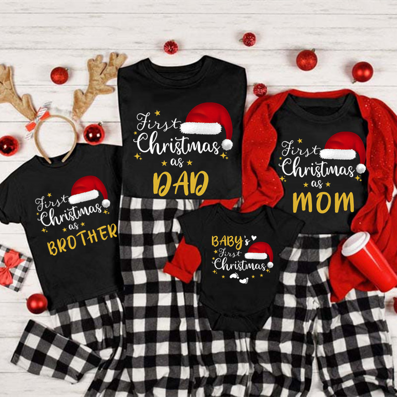 Baby Xmas Clothing - 家族でお揃いのクリスマスTシャツ。初めてのクリスマスを、お母さん、お父さん、お兄さん、サンタクロースの帽子をかぶった家族みんなで。家族でお揃いの服装、ベビー用ロンパース、クリスマス衣装。